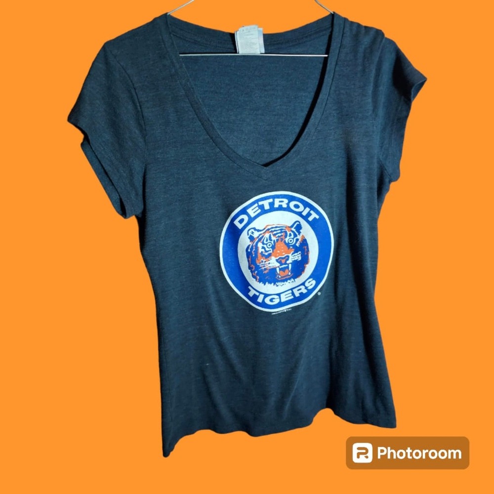 MLB Detroit Tigers V Neck Size XL  (X98)